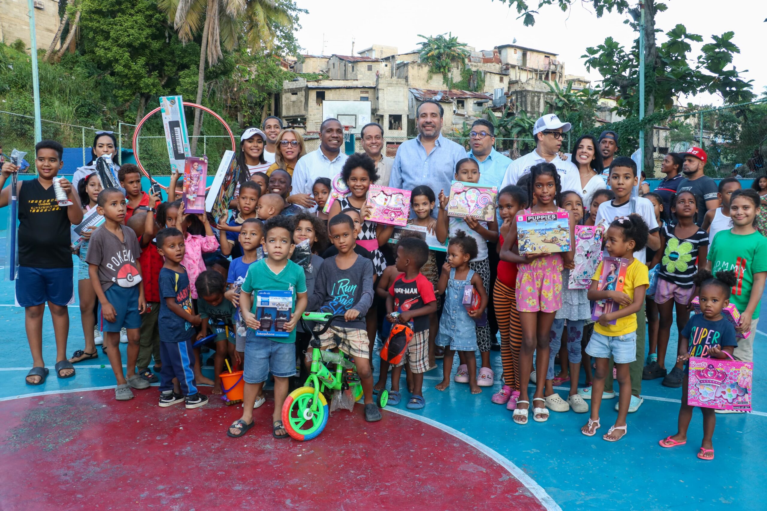 Alberto Rodríguez encabeza entrega de juguetes a niños en el DN