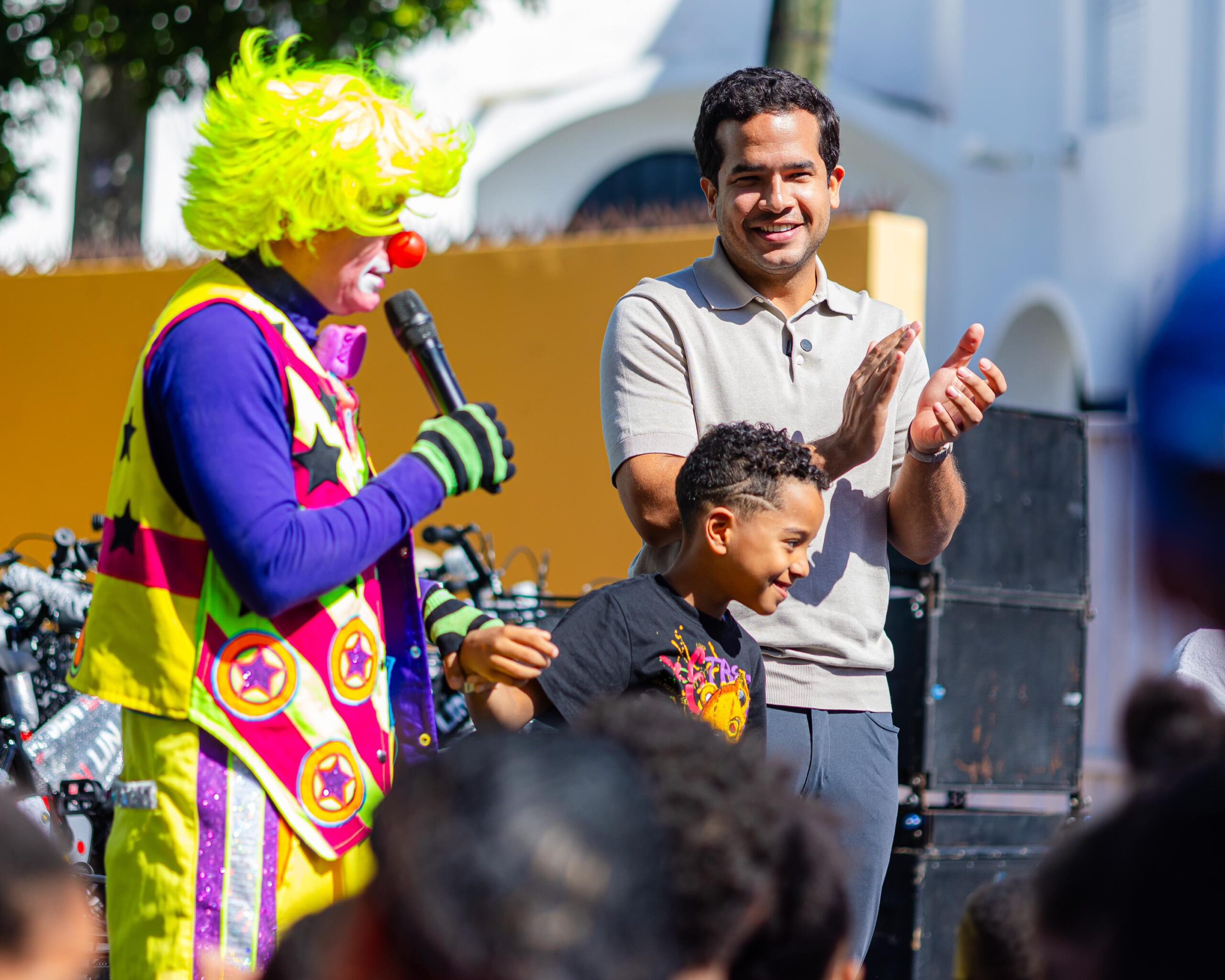 Omar Fernández realiza entrega de juguetes a niños en Día de Reyes