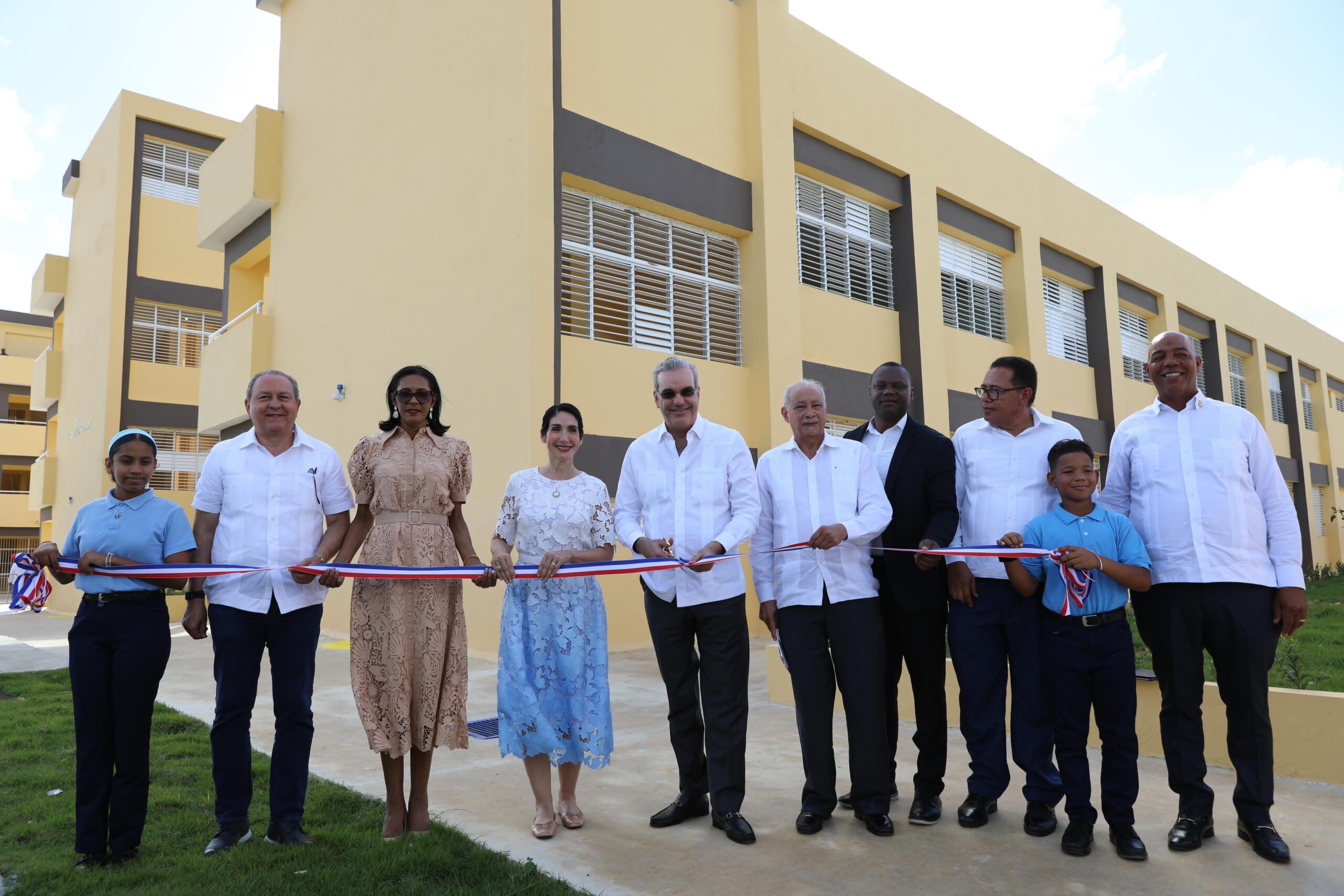 Gobierno inaugura una escuela y una estancia infantil en La Altagracia