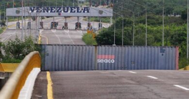 Gobierno de Maduro cierra fronteras y suspende vuelos Venezuela-Colombia