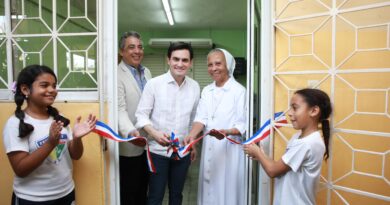 Indotel beneficia a estudiantes de escuela de Cristo Rey con laboratorio informático