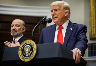 Trump llama «estúpido» a Obama por burlarse de sus reformas en la Casa Blanca