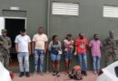 Arrestan a dos hombres que ocultaban haitianos indocumentados en maletero de autobús 