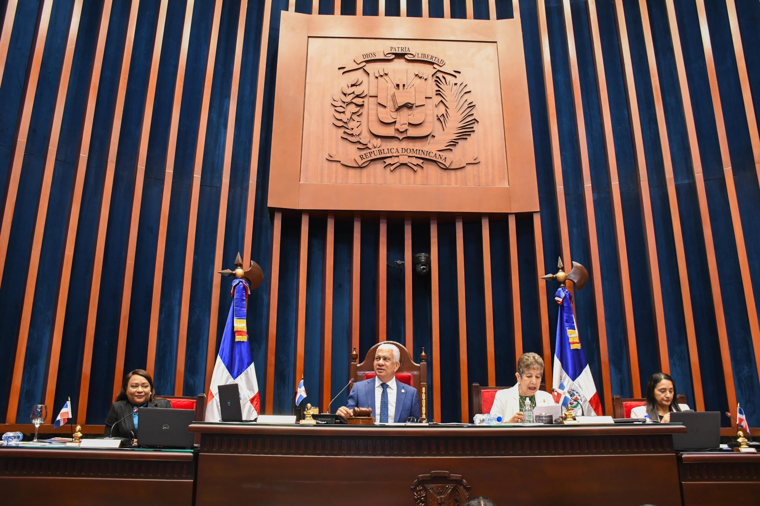 Senado envía a comisión el proyecto de ley sobre libertad de expresión en medios