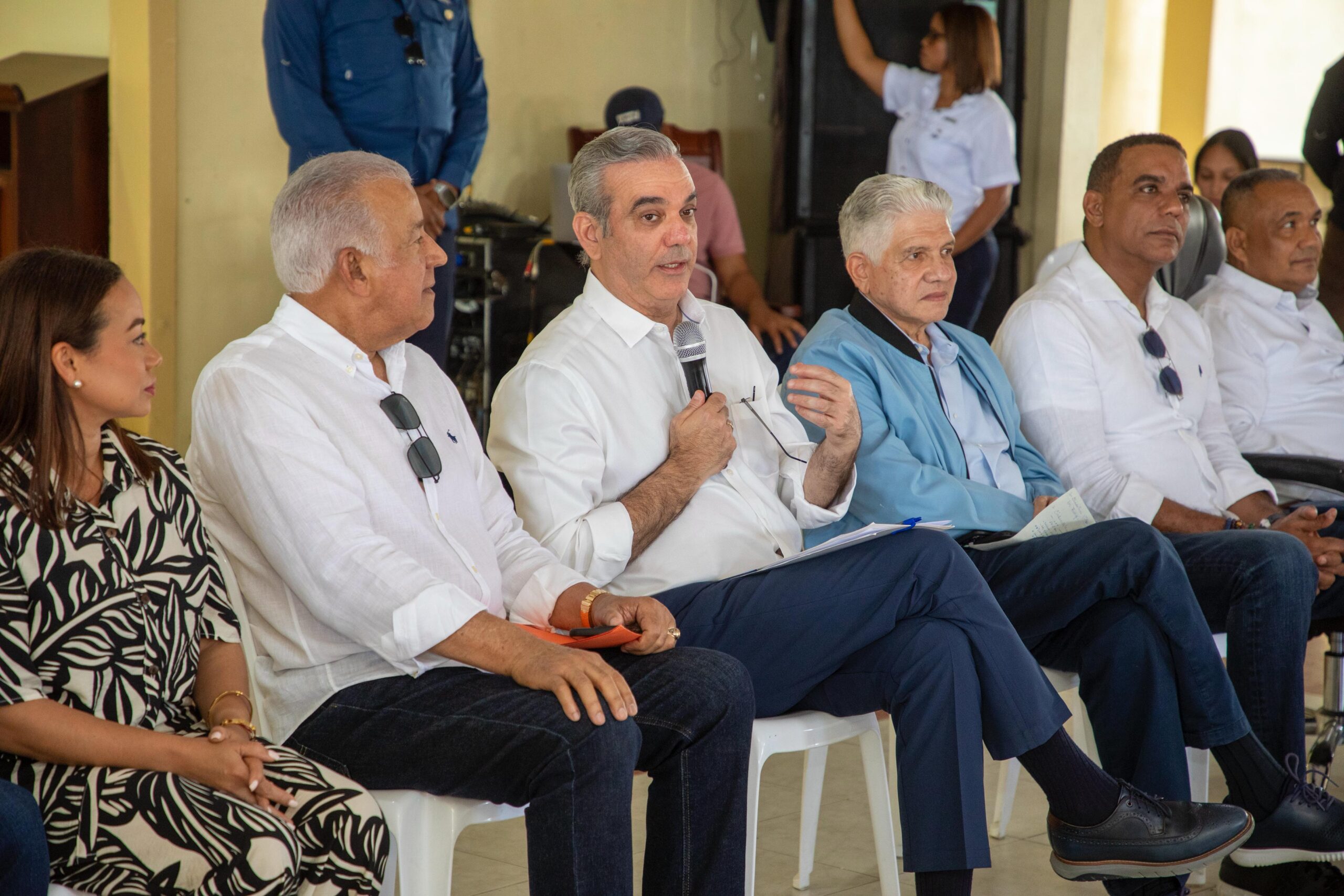 Abinader escucha inquietudes de comunitarios en Espaillat y Puerto Plata