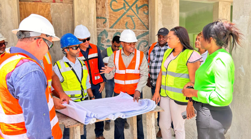 Inician plan para reconstruir y remozar más de 1,000 aulas antes de agosto