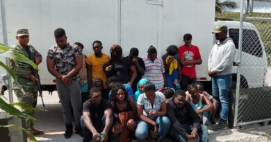 Apresan al conductor de un camión con 18 haitianos indocumentados en San Juan