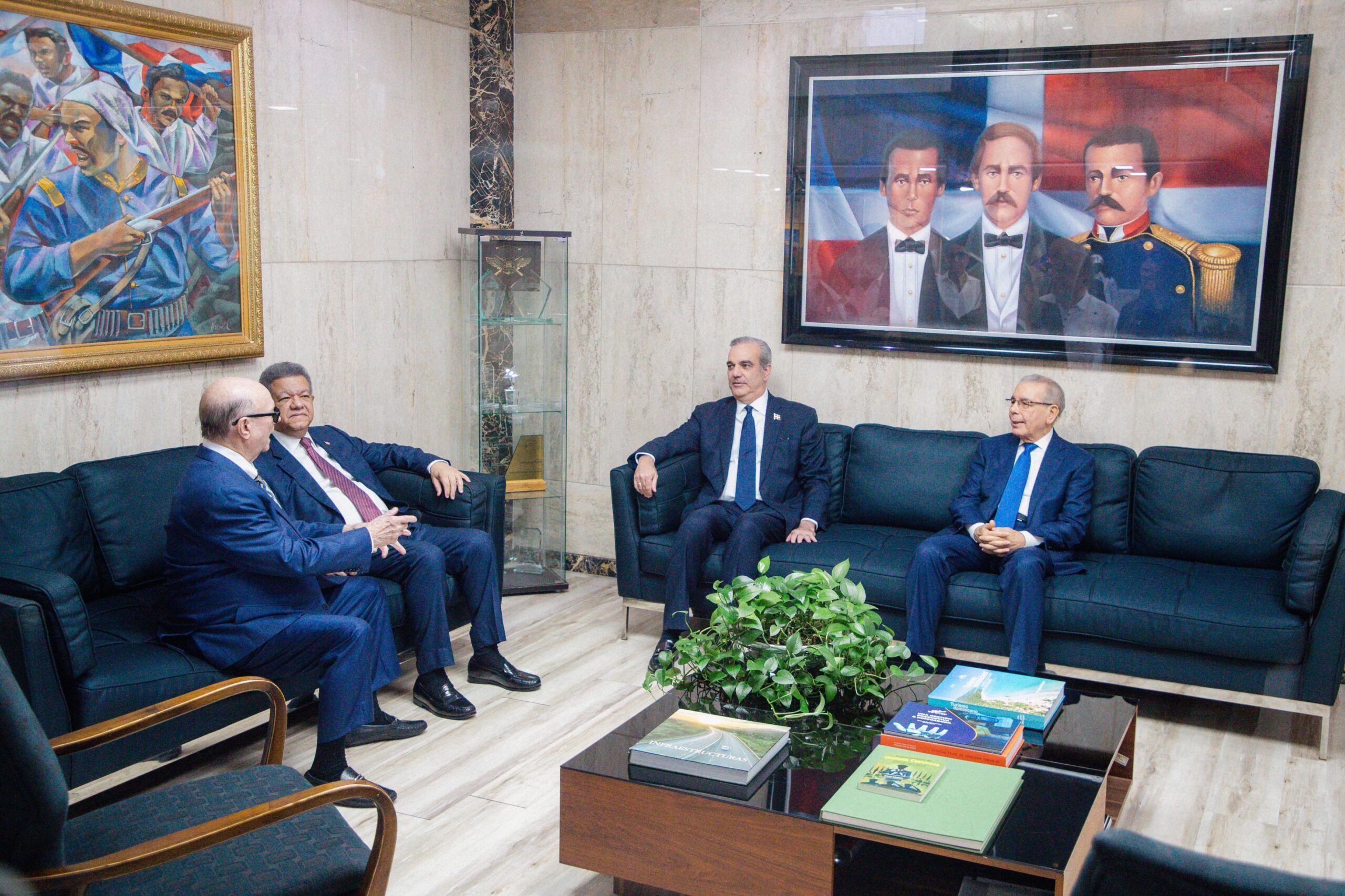 Abinader y expresidentes se reúnen en el Ministerio de Defensa