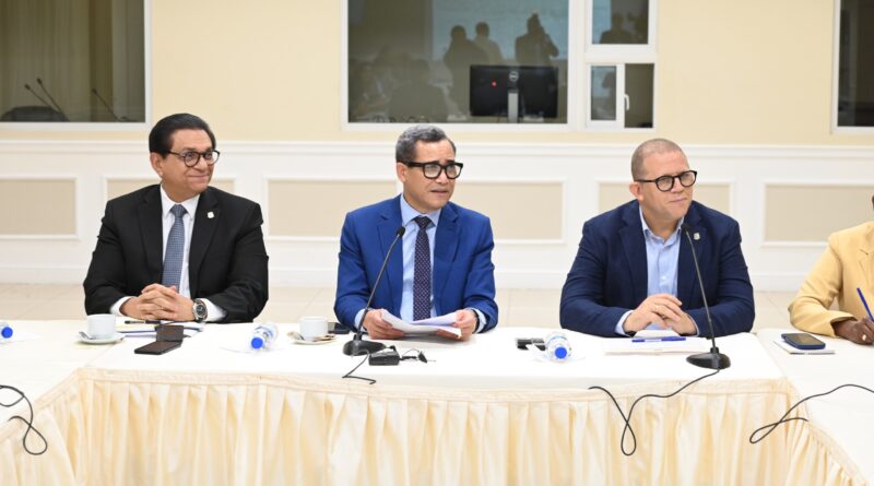 Comisión escucha opinión del ministro de Trabajo sobre modificación Ley 87-01