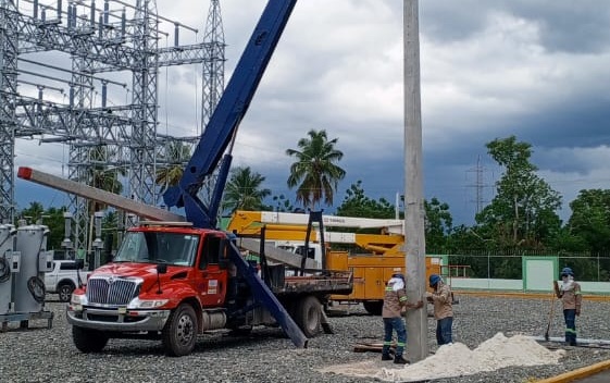 Edesur avanza en construcción de 2.9 kilómetros de tendido eléctrico en Pedernales