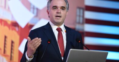Ministro De Camps presenta hoja de ruta para potenciar sistema preuniversitario