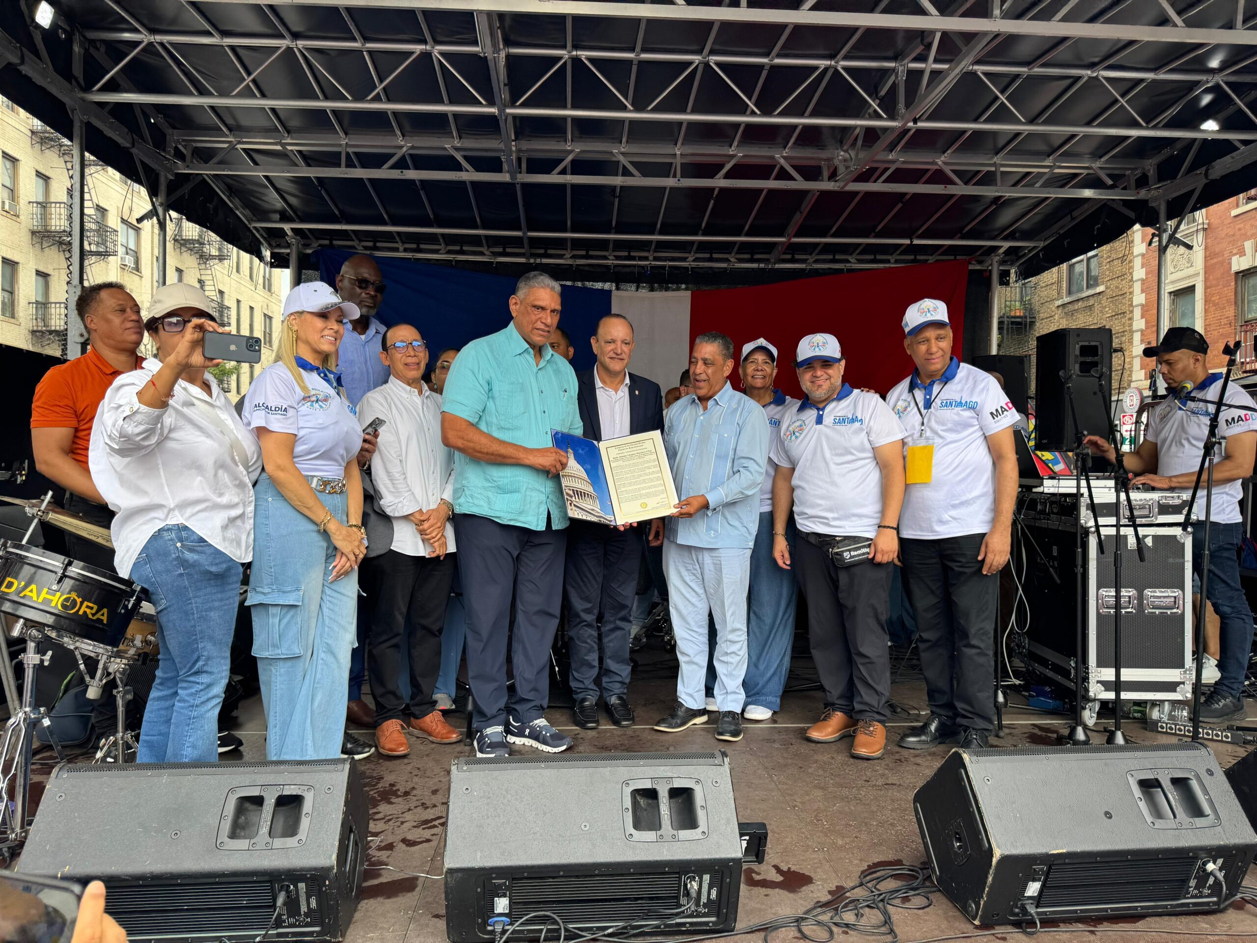 Alcalde de Santiago recibe reconocimiento durante festival en honor a Duarte en NY