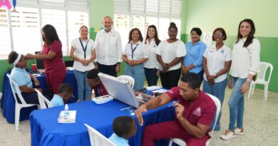 Inabie entrega utilería escolar y realiza jornada de atención médica en Boca Chica
