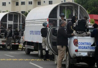Migración detiene a dos de sus colaboradores por transportar irregularmente haitianos Migración detiene a dos de sus colaboradores por transportar irregularmente haitianos