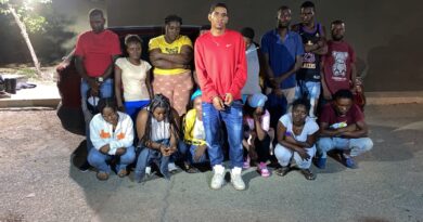 Apresan a un hombre por transportar 14 haitianos indocumentados