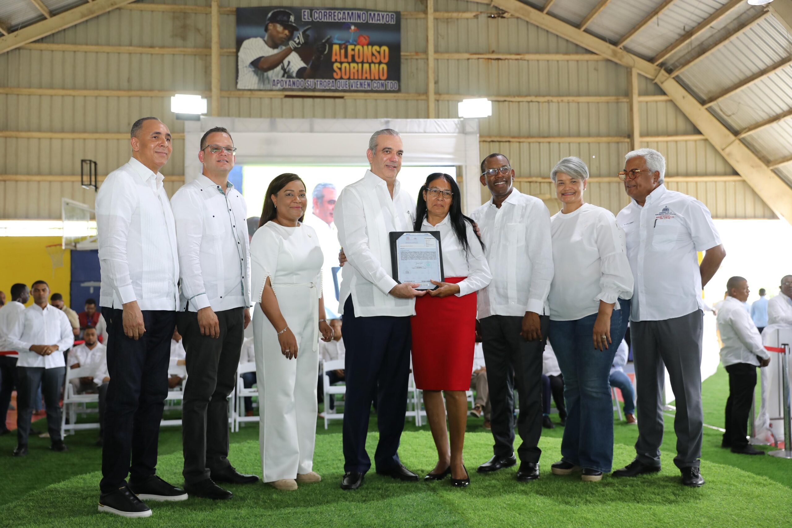 Abinader entrega títulos de propiedad a 1,800 familias en Quisqueya, SPM