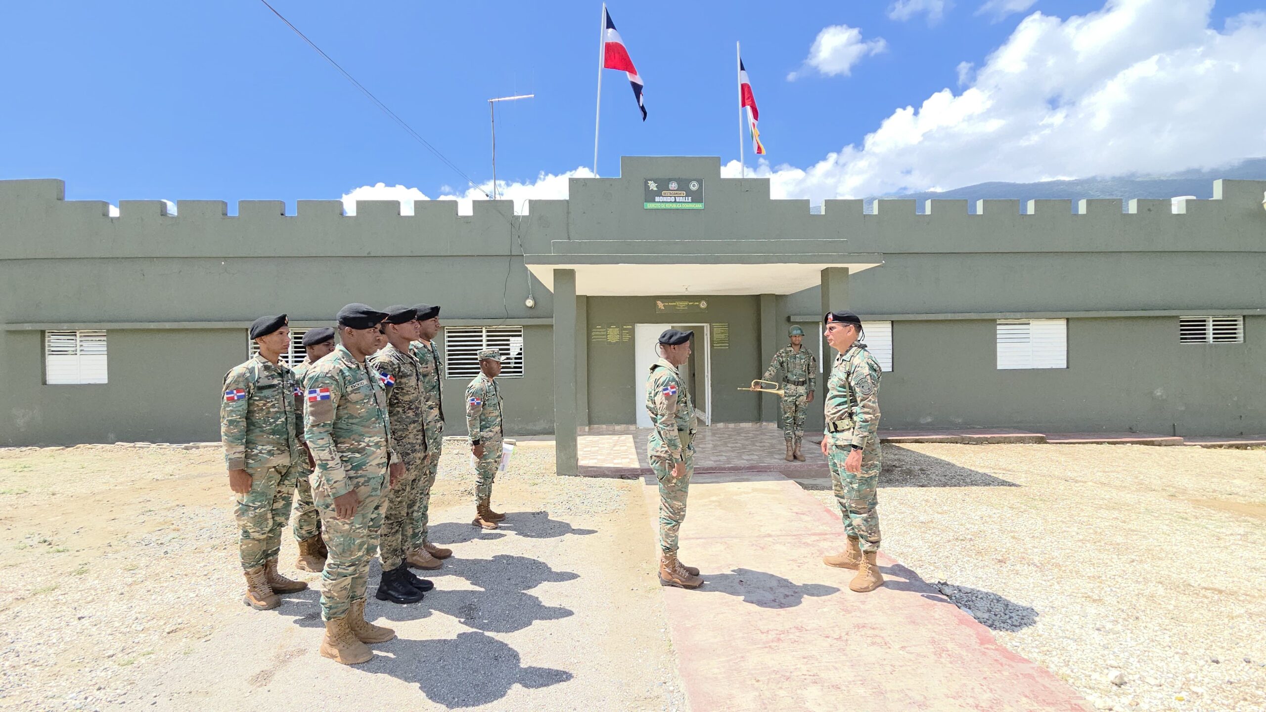 Jefe del Ejército inspecciona puestos fronterizos de Elías Piña e Independencia 