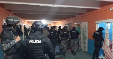 Envían a prisión a cinco policías de Ecuador por venta de armas a bandas criminales