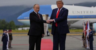 Trump recibe a Putin con alfombra roja en la base militar de Alaska para cumbre bilateral