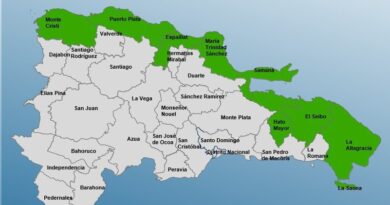 Autoridades declaran en alerta ocho provincias por las lluvias del huracán Erin