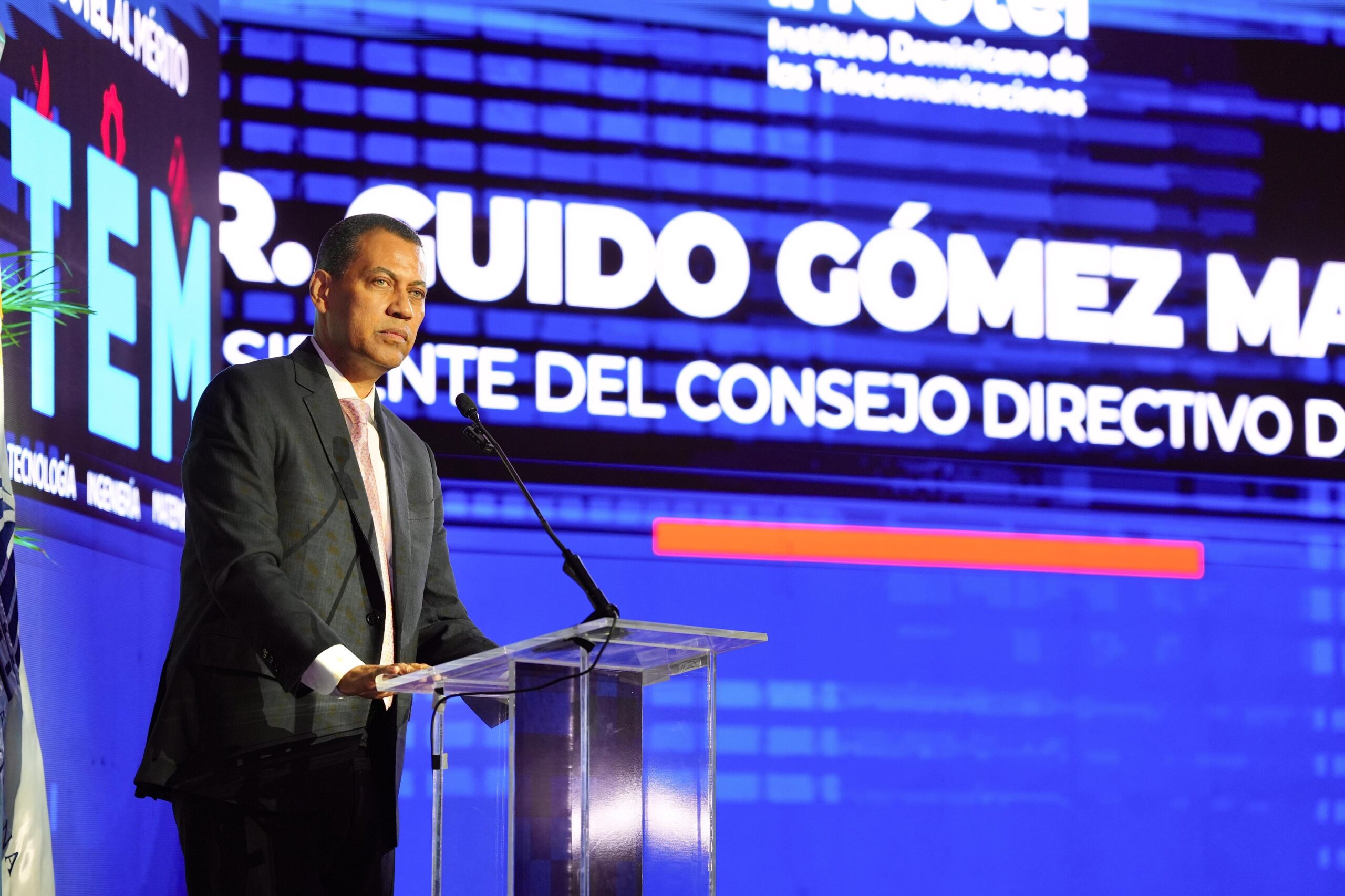 Unos 500 estudiantes reciben becas del Indotel en premiación STEM