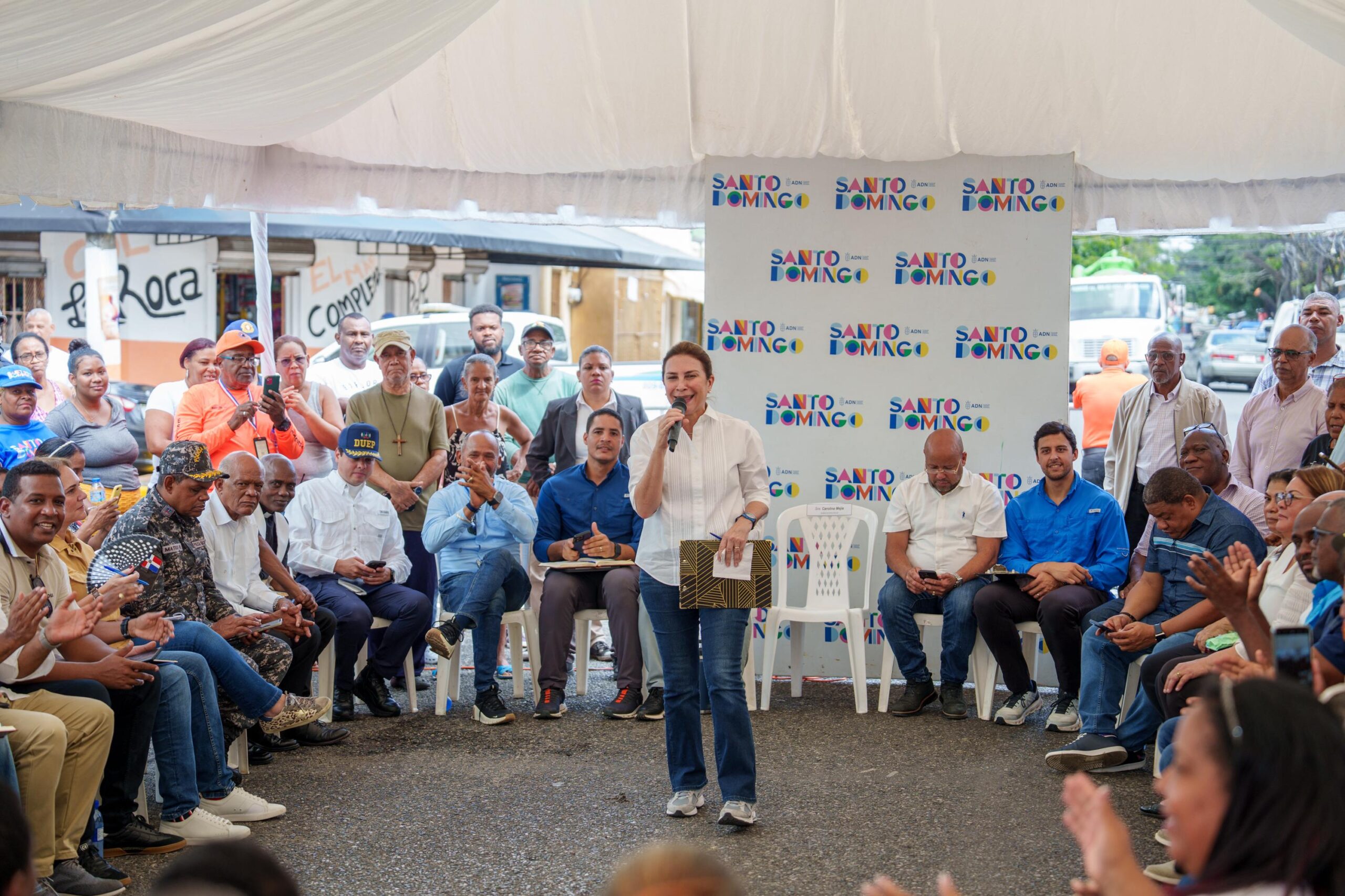 Alcaldesa Carolina Mejía lleva soluciones al Ensanche Espaillat