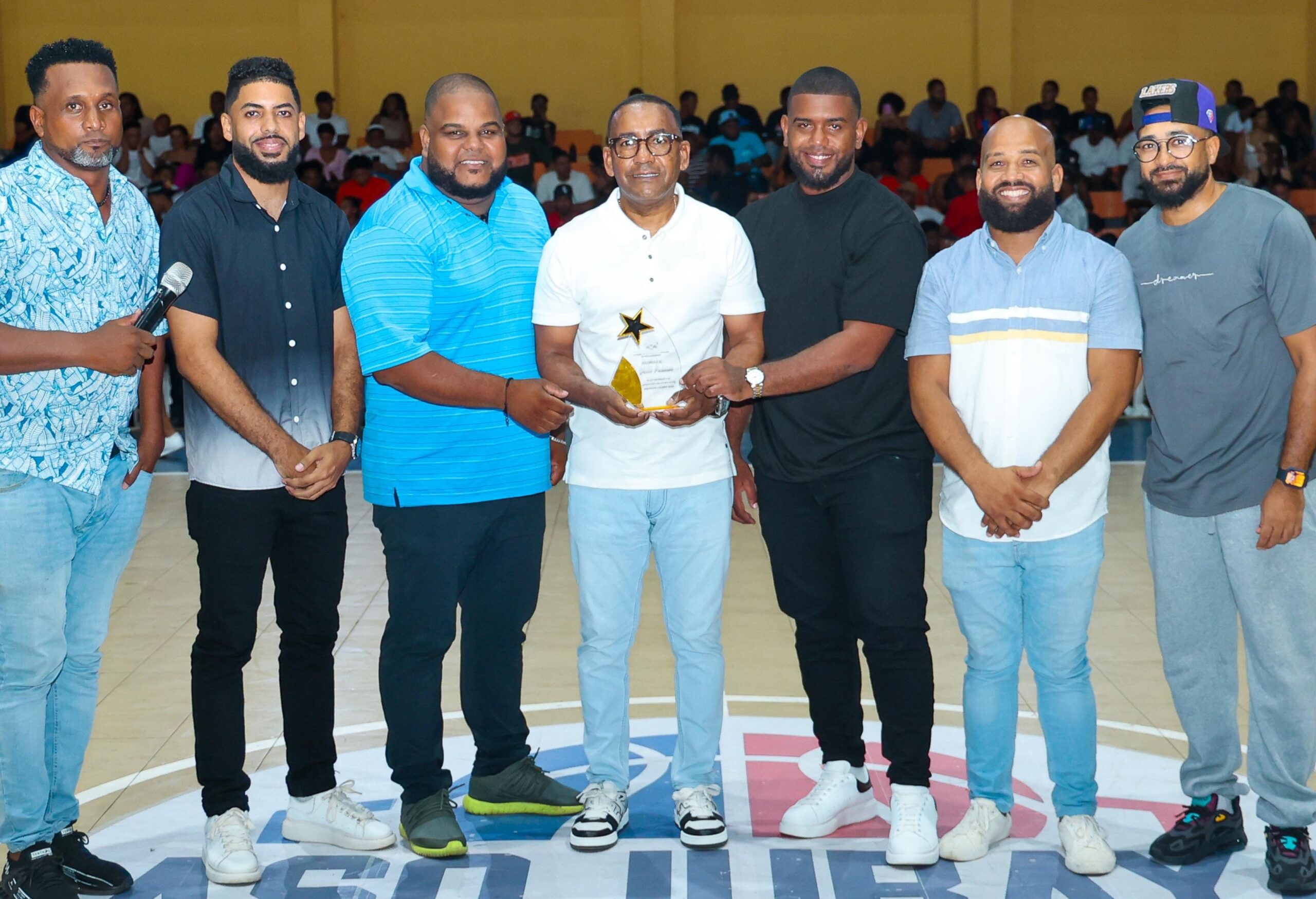 Reconocen en Yamasá a Víctor Pichardo por su apoyo al deporte