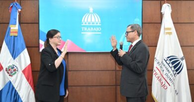 Olivares juramenta a Aura Celeste como nueva gerente general del CNSS