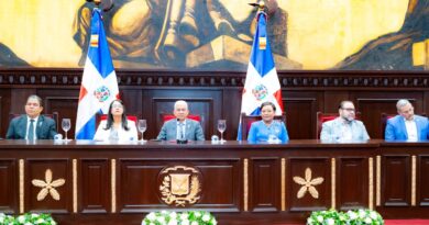 Senado reconoce a médicos por sus aportes en favor del pueblo