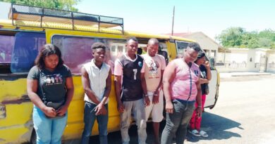 Detienen a un haitiano transportando a 7 de sus compatriotas indocumentados