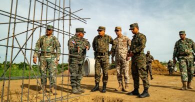 Ministro de Defensa supervisa avances de la verja perimetral fronteriza en Dajabón