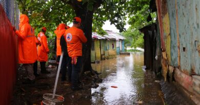 Defensa Civil coordina ayudas para albergados en el Túnel del Capotillo