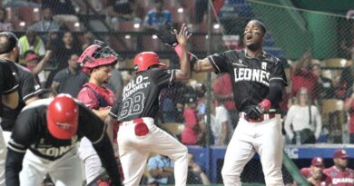 Jonrón de Junior Lake mantiene invictos a los Leones en el Todos contra Todos