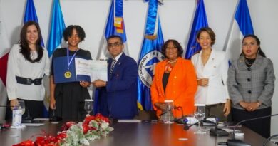 Parlacen entrega premio a ganadora del concurso Miguel Ángel Asturias