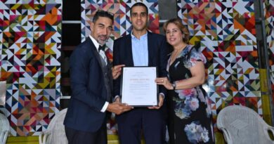 Joven con autismo es reconocido como Artista Emergente del Año en ART GABANGI 2025