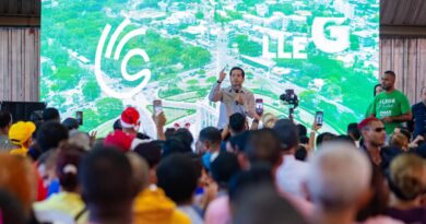 Omar lleva agasajos navideños al DN y varias provincias del país