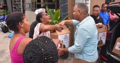 Diputado agasaja a familias necesitadas en SDE con motivo de la Navidad