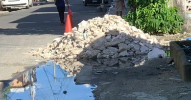 Vecinos del Ensanche Isabelita exigen intervención por bloqueo ilegal de alcantarillas