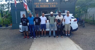 Detienen a un canadiense por transportar extranjeros indocumentados en Santiago