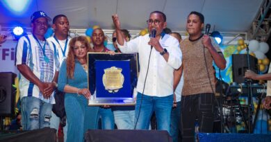Víctor Pichardo eleva oración por la salud de Ramón Alburquerque