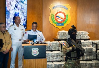 Incautan 564 paquetes de presunta cocaína tras persecución marítima en Barahona Incautan 564 paquetes de presunta cocaína tras persecución marítima en Barahona