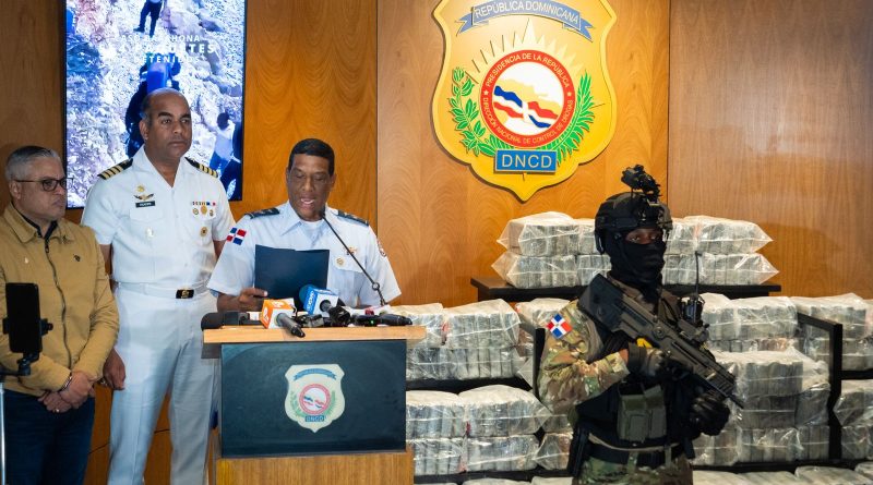 Incautan 564 paquetes de presunta cocaína tras persecución marítima en Barahona Incautan 564 paquetes de presunta cocaína tras persecución marítima en Barahona