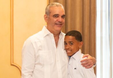 Abinader recibe al niño ‘Pico de Oro’ y a sus padres en el Palacio Nacional