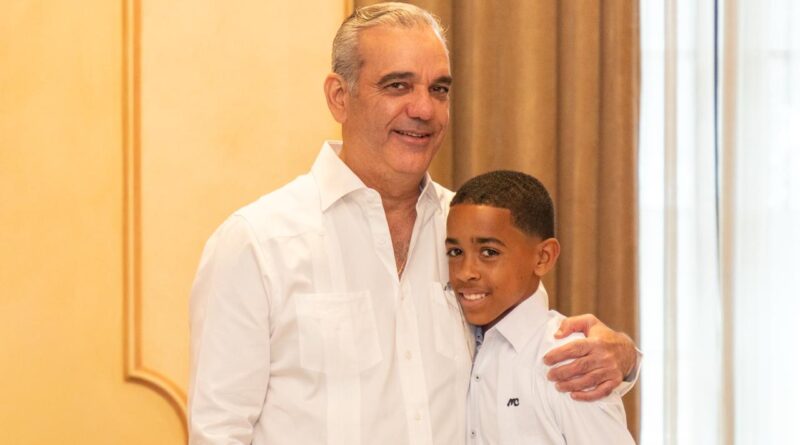 Abinader recibe al niño ‘Pico de Oro’ y a sus padres en el Palacio Nacional