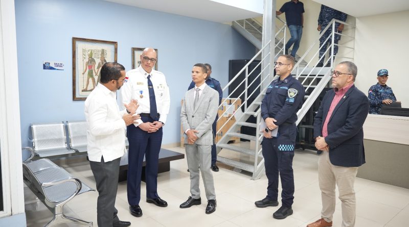 ITLA y Policía Nacional exploran cooperación en formación tecnológica y pasantías estudiantiles