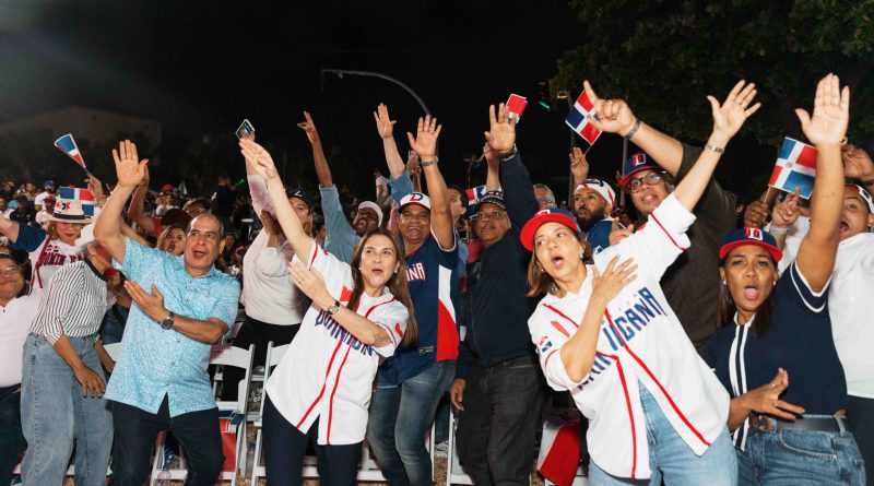 Alcaldía del DN proyecta ante miles de fanáticos en el malecón el juego RD-Venezuela