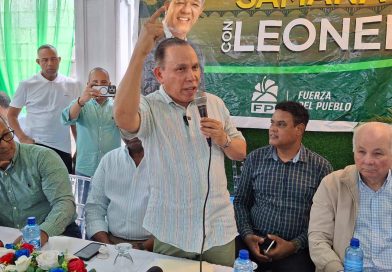 Radhamés Jiménez arremete contra el PRM durante recorrido político en Samaná