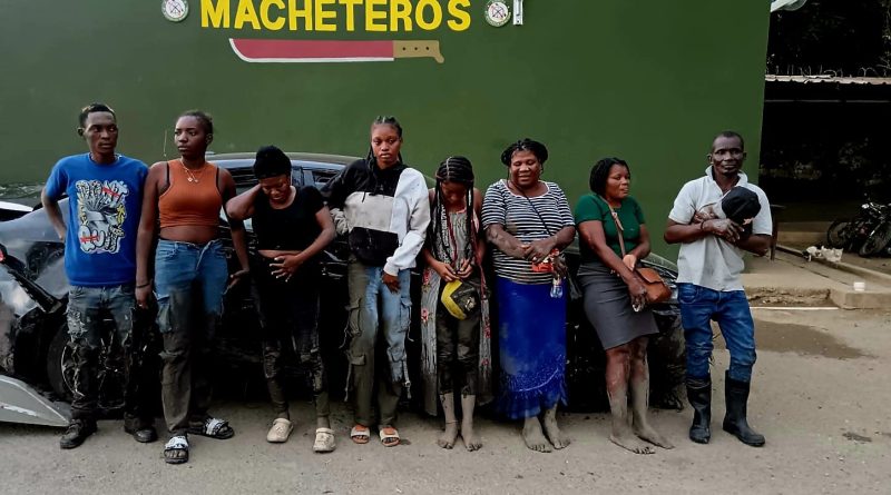 Ejército detiene vehículo con extranjeros en estatus irregular en Valverde Ejército detiene vehículo con extranjeros en estatus irregular en Valverde