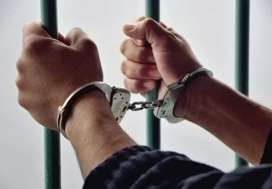 Hombre es apresado y acusado de la elaboración de bebidas alcohólicas adulteradas