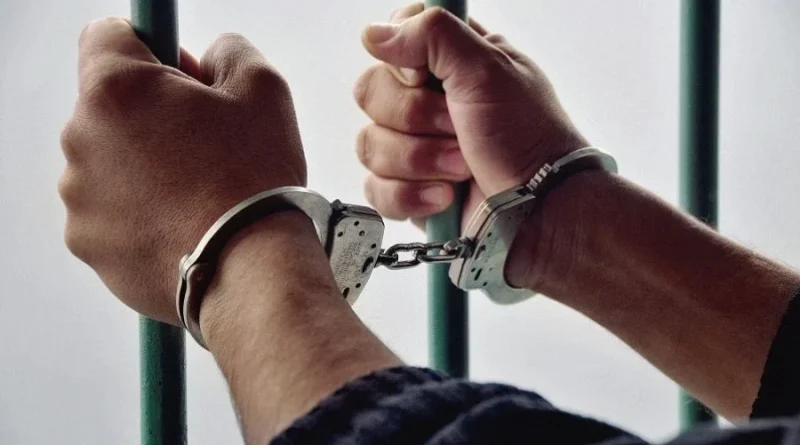 Hombre es apresado y acusado de la elaboración de bebidas alcohólicas adulteradas